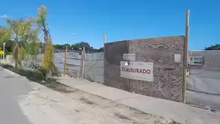 La ley establece que debe haber 500 metros de distancia entre un despacho de gasolina y una escuela, y en este caso, está pegada al plantel educativo.