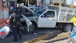 El choque causó importantes daños económicos danto del vehículo, como en la farmacia