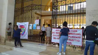 Maestros y personal administrativo reclaman al mandatario estatal por no resolver el pago del incremento salarial a los trabajadores