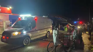 Choque entre motocicleta y triciclo deja tres heridos en Escárcega 