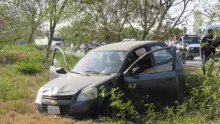 Las autoridades y paramédicos acudieron al lugar de los hechos para realizar los procedimientos pertinentes