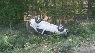 Automóvil se vuelca por evitar chocar contra una vaca en la vía Escárcega-Candelaria