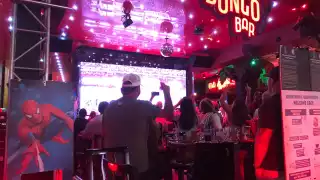Fans extranjeros celebran en Cancún