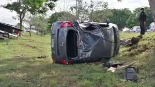 El automóvil terminó con importantes abulladoras en la carrocería