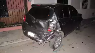 El automóvil March placas YWT-817-B se encontraba estacionado en la puerta de la casa