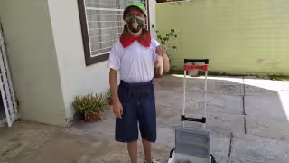 Rafa ha creado un negocio ambulante de paletas gourmet bien aceptado entre los vecinos a pesar de tener síndrome de Down