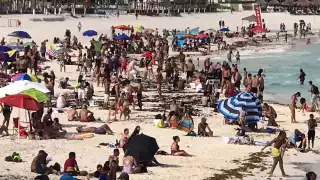 Incrementa la inconsciencia social en playas de Cancún, Quintana Roo, bañistas dejan un basurero