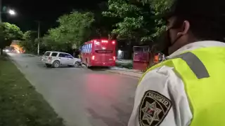 Choque entre camioneta y autobús deja dos heridos en la avenida Kabah de Cancún