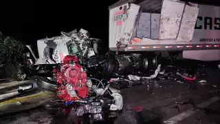 Cuatro personas resultaron gravemente lesionadas luego que dos tráilers se impactaron de frente, de los cuales dos murieron