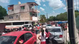 El lunes pasado los normalistas secuestraron dos tráileres y regalaron la carne que contenía entre los pobladores