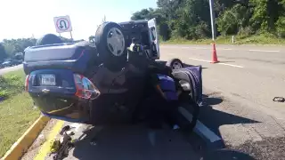 Por exceso de velocidad, vehículo termina volcado quedando con las cuatro llantas al aire