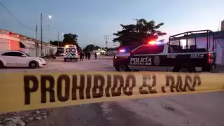 Delincuentes hieren a balazos a dos trabajadores de una tienda de ropa ubicada sobre la avenida Nichupté con José López Portillo