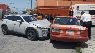 Aparatosa colisión en Ciudad del Carmen deja lesionadas a dos mujeres