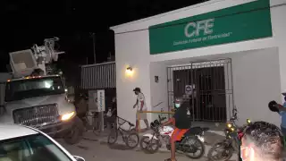 Algunos habitantes cerraron calles otros acudieron a las instalaciones de CFE para presionarlos