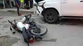Joven de 18 años se estrella en moto contra camioneta en Escárcega; resulta con heridas leves