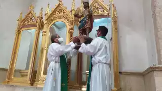 Los santos fueron puestos en los estantes donde serán venerados por los feligreses