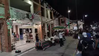 En frente del Palacio Municipal se dio cita un nutrido grupo de personas de diferentes colonias