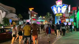 Cerca 500 turistas se encuentran en las inmediaciones del lugar a la espera de entrar a los antros para bailar, beber y fumar