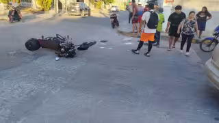 Conductor intenta huir tras chocar a motociclista en Champotón; fue detenido por vecinos