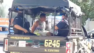 En la huida los sujetos abandonaron una camioneta y una motocicleta, se reportó