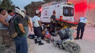 Motociclista alcoholizado sufre grave accidente y es trasladado de emergencia al Hospital General de Cancún