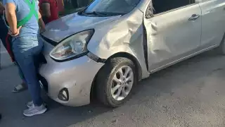 Choque entre moto y automóvil en la colonia Fátima de Escárcega deja un joven herido