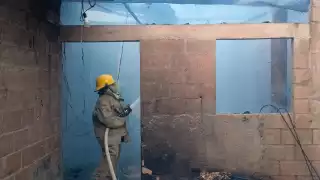 Las llamas amenazaban a casas de huano cercanas a la vivienda quemada