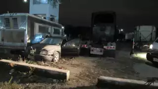 Otra de las versiones que corrió en el sitio fue que los dos ingerían bebidas embriagantes y el ahora fallecido se metió al automóvil para descansar