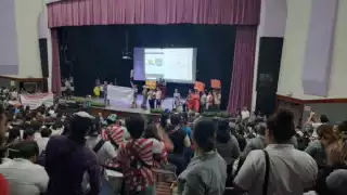 Jubilados de la Universidad de Ciudad del Carmen irrumpen en evento por falta de pago de sus quincenas