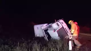 El conductor fue atendido por los paramédicos que acudieron al lugar de los hechos