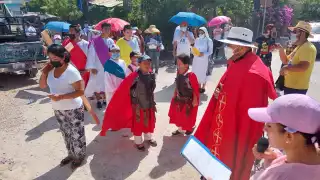 Entre niños y adultos, se caracterizaron para representar la Crucifixión de Cristo en calles de Chetumal