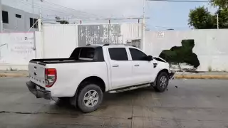Joven choca camioneta contra una barda en Ciudad del Carmen y la destruye