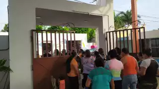 Padres y madres se reunieron en la primaria para tratar la situación. Foto:  José Daniel Quintal Arjona