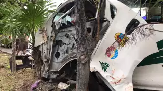 Van de transporte choca contra un árbol en la Av. Los Tules de Cancún, hay dos mujeres lesionadas