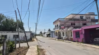 Cable colgante pone en riesgo servicios y seguridad en fraccionamiento Plan Chac de Champotón