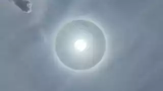 Un halo solar es causado por temperaturas frías y humedad del océano