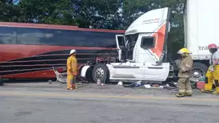 El trálier terminó incrustado en la parte trasera del autobús en la carretera Chetumal-Escárcega