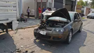 Fuerte carambola en Ciudad del Carmen deja tres autos dañados