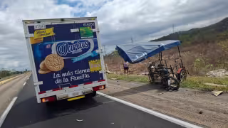 Brutal choque entre mototaxi y camioneta en carretera Campeche–Mérida deja dos heridos graves