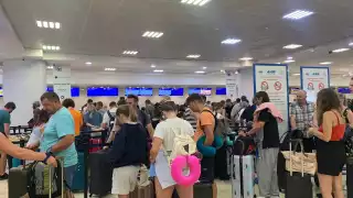 Por la falta de personal, se hizo una larga fila en el módulo de TUI Fly Belgium en el Aeropuerto Internacional de Cancún
