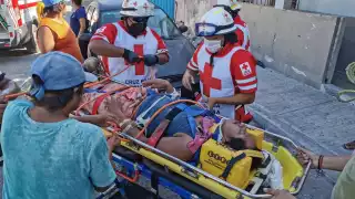 El hombre fue llevado de urgencias al hospital por paramédicos de la Cruz Roja