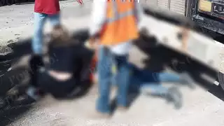 La mujer que realiza trabajos de abanderamiento