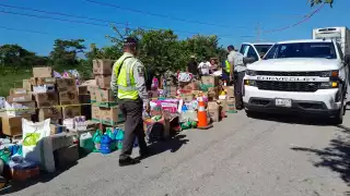 Personas acudieron a rapiñar los abarrotes que quedaron regados en el pavimento