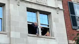 AMLO es recibido con porras en Washington por migrantes mexicanos