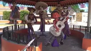 En el kiosco, se puede observar, los protagonistas de la película COCO