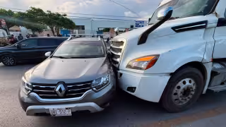 Aparatoso accidente entre tráiler y camioneta provoca caos vial sobre avenida López Portillo de Cancún