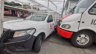 Camioneta intenta vuelta prohibida y provoca choque con camión urbano en Ciudad del Carmen