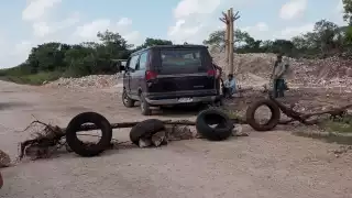 Los ejidatarios bloquearon el paso para impedir las construcciones y no planean quitarse hasta que se solucione la disputa legal
