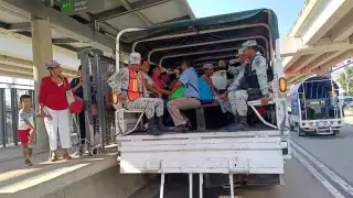 Ante la falta de transporte público en Acapulco, unidades y elementos de la Guardia Nacional brindan  apoyo para el traslado de la población
