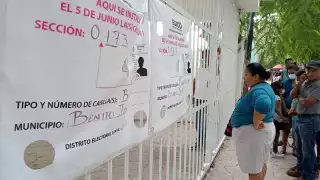 Personas han hecho fila en la colonia Bonfil para ejercer su voto, pero estas continúan cerradas